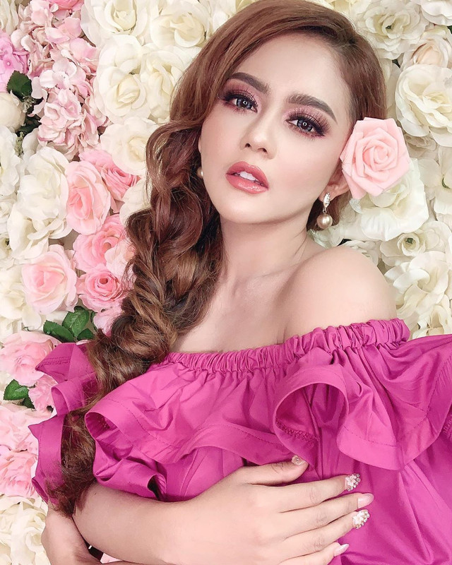 Jenita Janet merupakan penyanyi dangdut Indonesia yang identik dengan wig-nya. Ia terkenal melalui single ‘Direject’ pada 2013.
