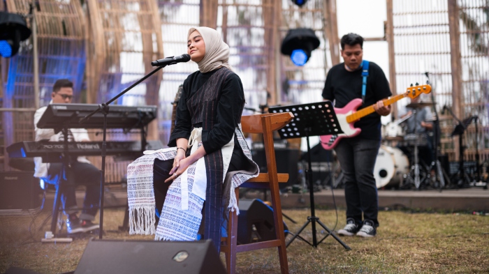 Juara Indonesian Idol 12, Salma Salsabil tampil memukau saat jadi pembuka gelaran Jazz Gunung Bromo 2023 yang diadakan di Amphitheater Jiwa Jawa Bromo, Probolinggo, Jawa Timur, pada Jumat (21/7/2023).