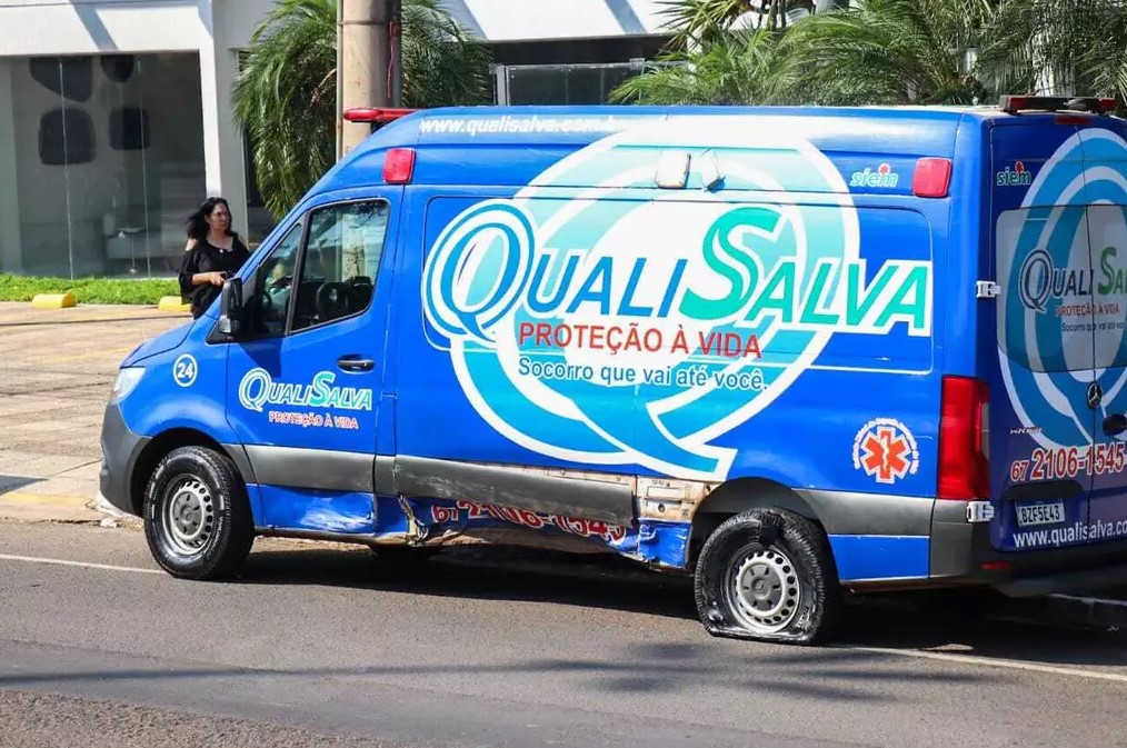 Ambulância ficou com a lateral amassada após o acidente. (Foto: Henrique Kawaminami)