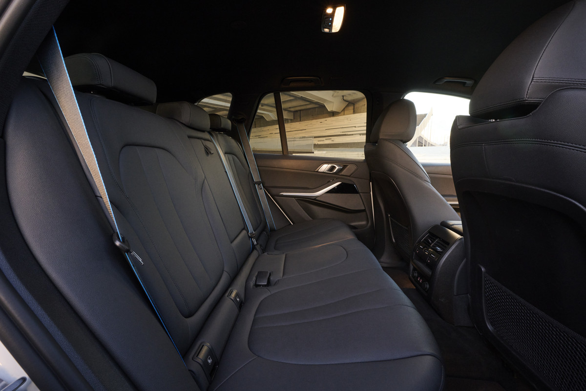 P90494458_highRes_bmw-ix5-hydrogen-on-