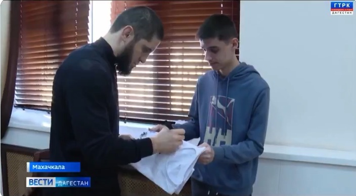 Ислaм Махачев отдели време да се срещне с 16-годишен фен, борещ се с рак