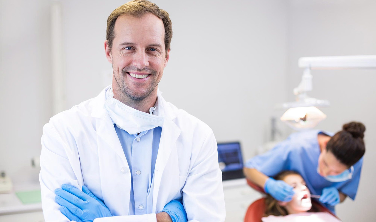 Dr. Lucas Andrade realizando um procedimento odontológico
