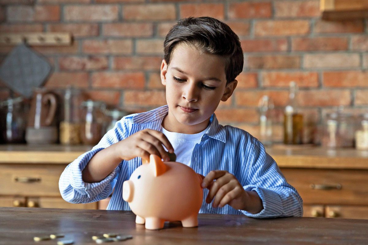 Simple Ways to Teach Kids About Earning and Spending