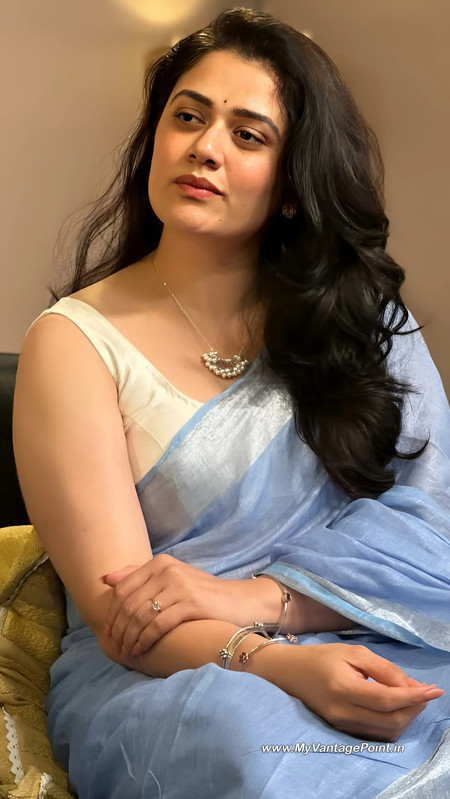 9-Girija-Oak-Godbole-Photos-in-Blue-Saree-and-White-Blouse-in-Lallantop-Interview-My-Vantage-Point
