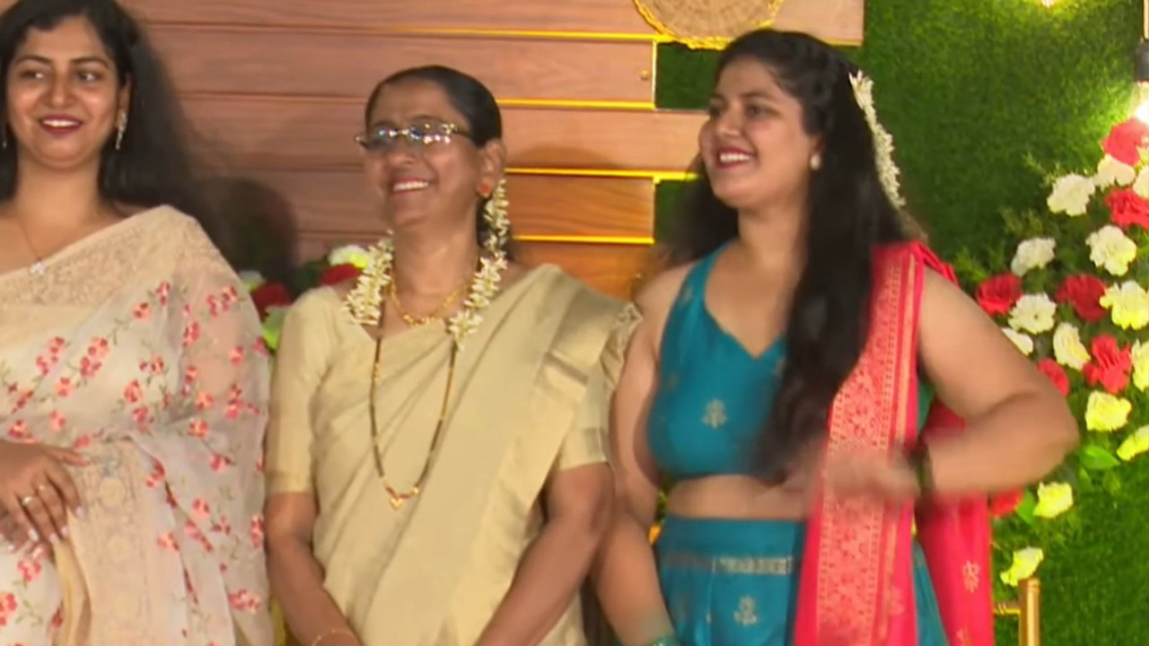 Cute mangalore chubby girl huge boobs and nipple pokie and other lady navel in saree.mp4_snapshot_00