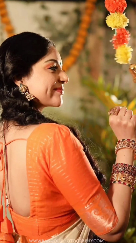 kannada actreesss sexy navel in tradtional orange saree.mp4_snapshot_00.03.034