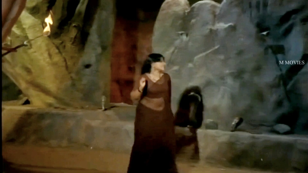 Jayabharathi Sexy Sizzling Deep Navel and boob scenes from Nagamadathu mp4 snapshot 01 15 374