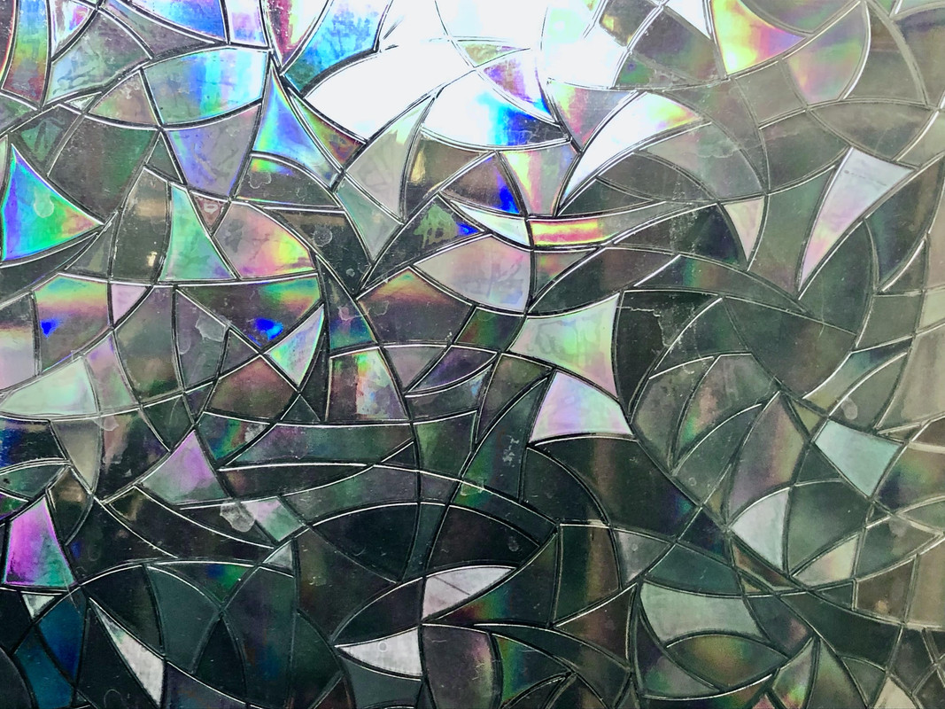 Light refracting glass