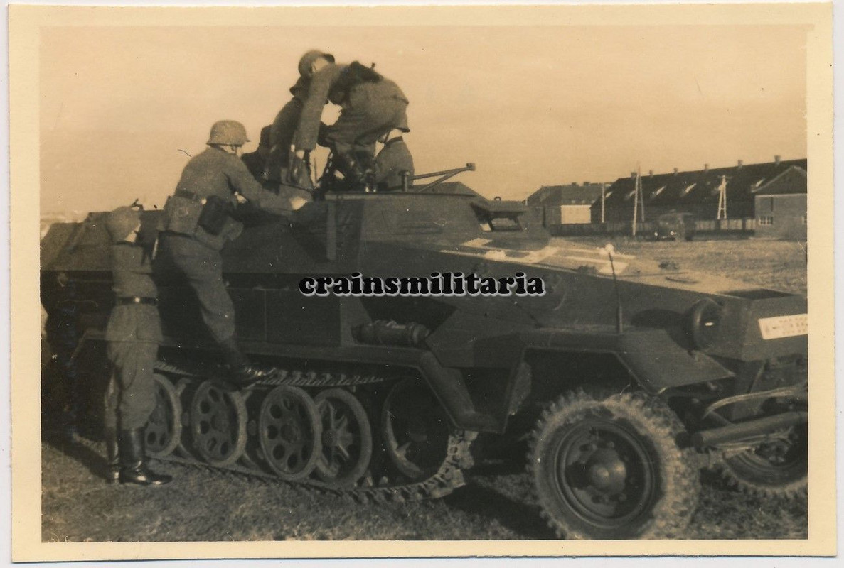 Orig. Foto SdKfz 251 Panzerspähwagen der 1.Pz.Div. in ALLENSTEIN