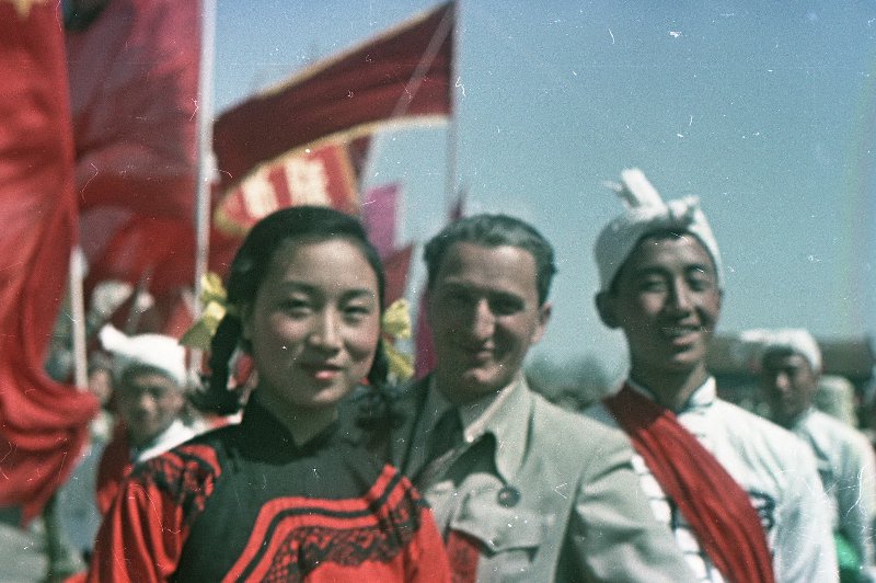 Провозглашение Китайской Народной Республики 1 октября 1949 г. Провозглашение Китайской Народной Республики 1 октября 1949 г. снимке, Владиславович, Владислав, Микоша, серой, куртке, СНИМКОВ, МНОГОМНОГО, КАТОМ, фотокинооператор, советский, случаю, октября, Тяньаньмэ́нь, площади, провозглашение, Китайской, автор, республики, Народной