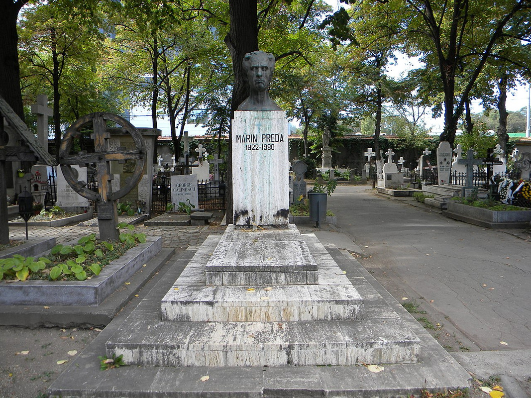 1280px-Bucuresti,_Romania,_Cimitirul_Bellu_Ortodox_(Mormantul_lui_Marin_Preda)