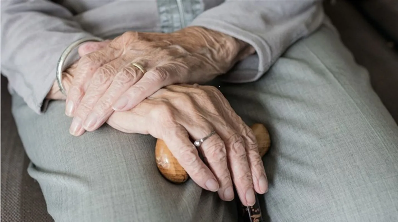 Abusa de mujer de 90 años y da una excusa increíble