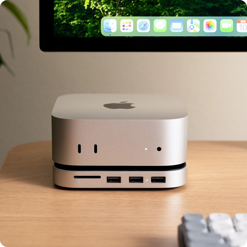 Detalle de los puertos frontales y la ranura para SSD del hub Satechi para Mac Mini M4.