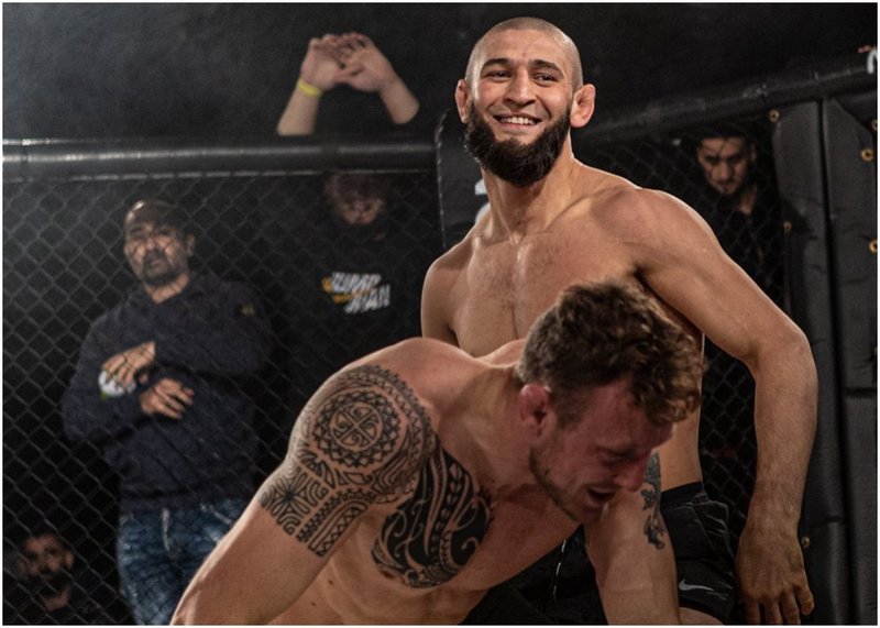 Хамзат Чимаев доминира над Джак Хермансон в борбата