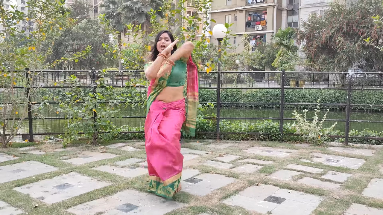 Desi Sexy lady navel and boobs shopw while dancing in pink and green saree.webm_snapshot_00.28.579