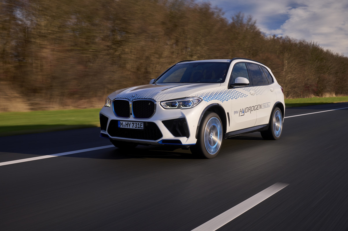 P90494356_highRes_bmw-ix5-hydrogen-on-