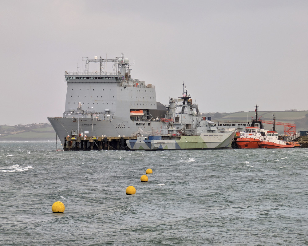 Cardigan Bay (L.3009) и HMS Severn в Фалмуте