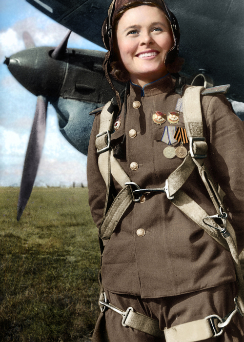 Imagen coloreada de Masha Dolina junto a su Pe-2