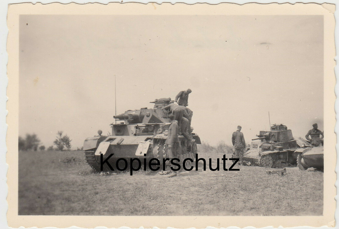 Foto Wehrmacht Soldaten und zerstörter Panzerkampfwagen III tsch