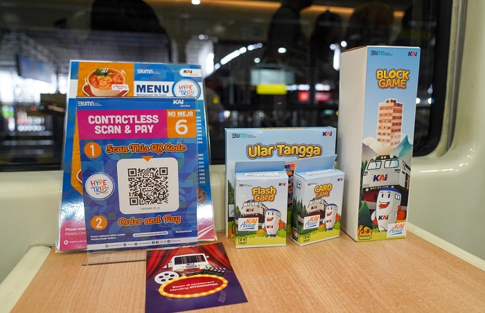 Pada kereta Hype Trip tersedia board game yang dapat dimainkan selama dalam perjalanan.