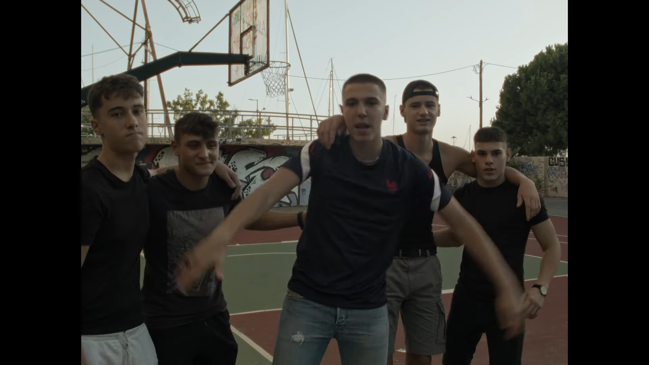 1131-Eisaggeleas-La-Familia-Official-Music-Video-00-01-39