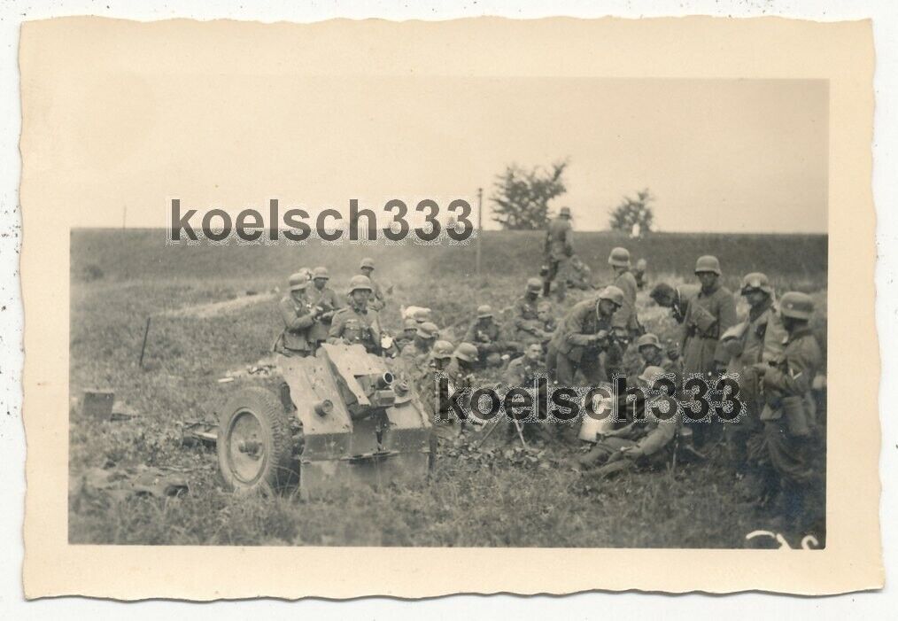 Foto Soldaten der Wehrmacht mit Infanteriegeschütz 18 im Felde ... !