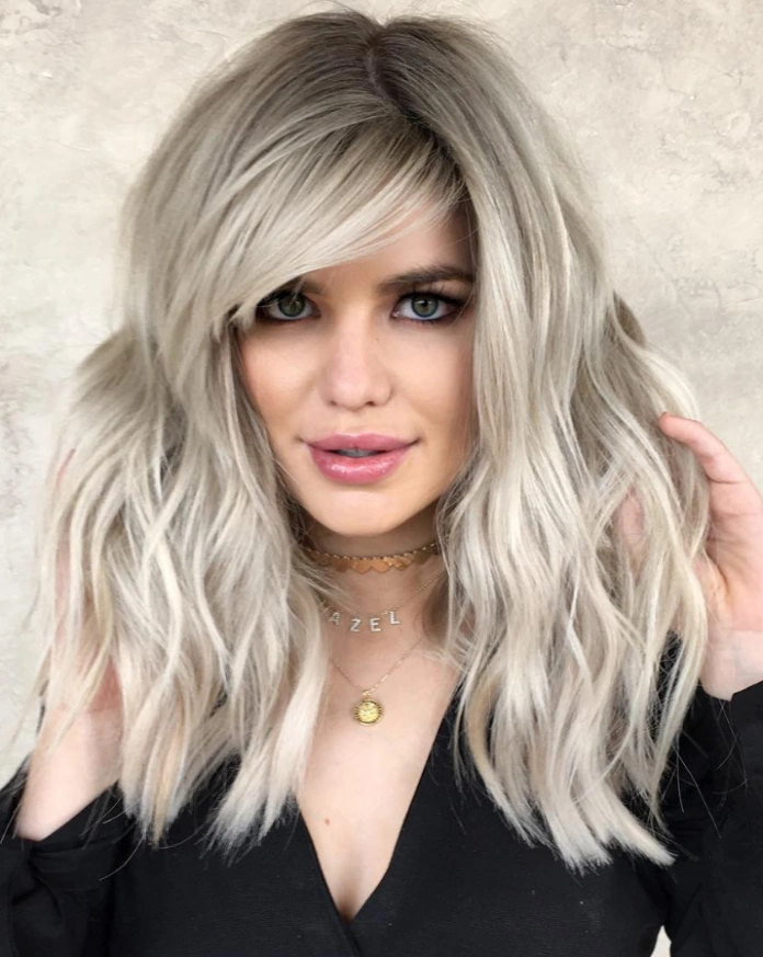 Balayage blonde Highlights un hair with long bangs