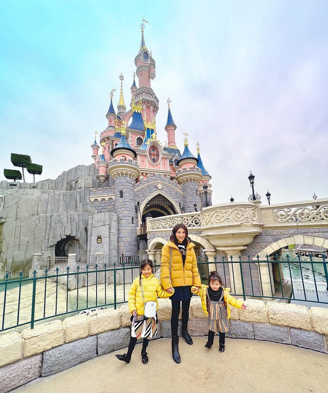 Gaya Sarwendah bersama Thalia dan Thania Onsu di Paris.
