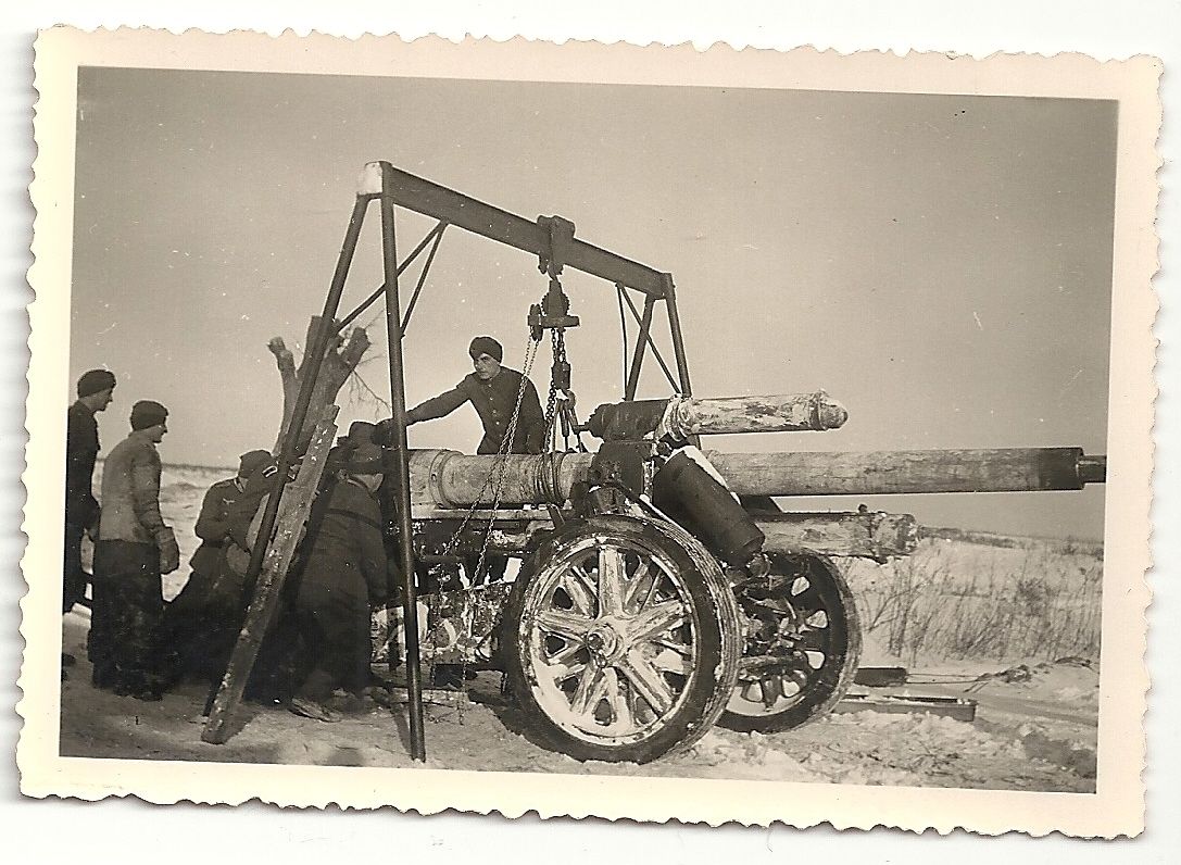 Orig.Foto Geschütz Rohrwechsel mit Flaschenzug Gerüst in Rußland im Winter 1