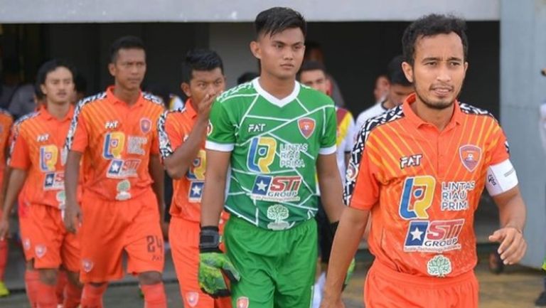 Portero de Tornado FC Pekanbaru muere tras chocar con un jugador en el partido