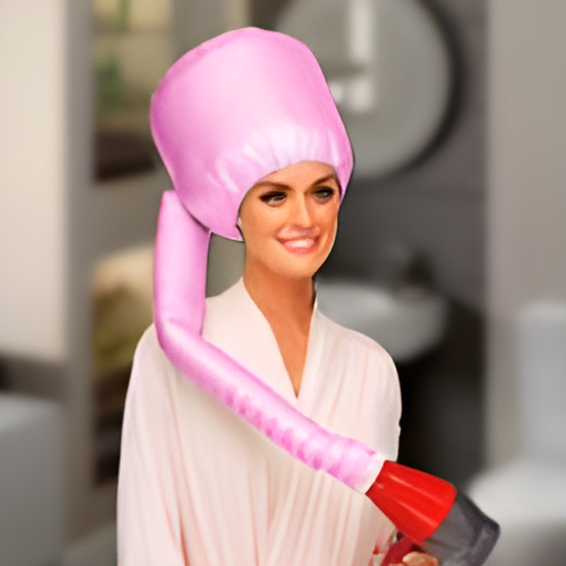 Una persona usando una capa secadora de pelo con un secador de mano, mostrando el ajuste cómodo.