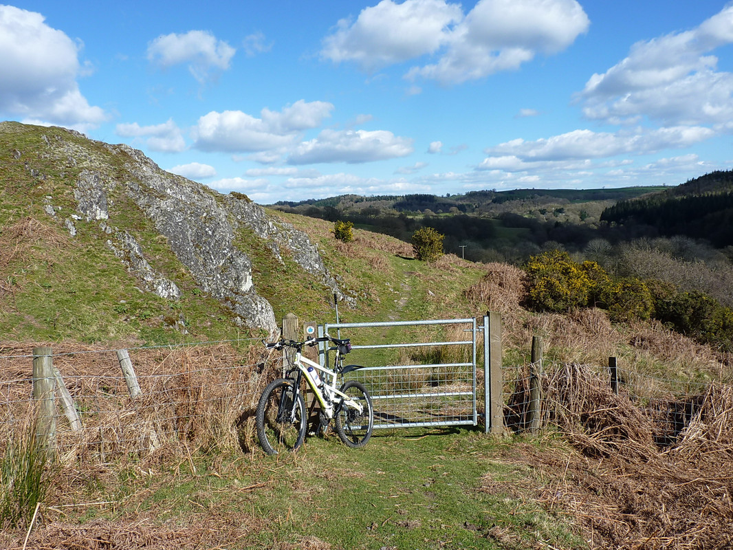 Gateway on the bridleway near Hillend Farm