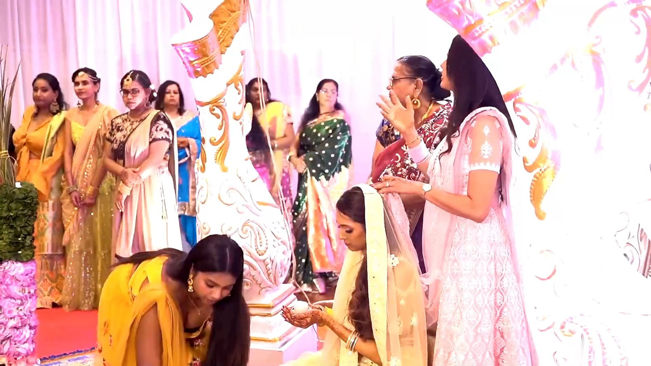 Wide boobs and cleavage show by mutiple girls during haldi.mp4_snapshot_00.32.513