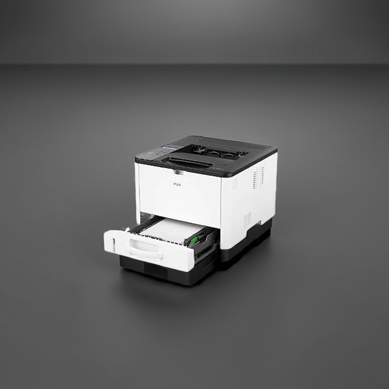 Impressora Ricoh P311 em uma mesa de escritório, destacando seu tamanho compacto