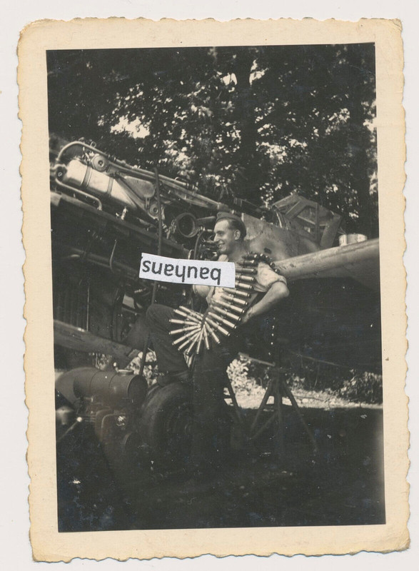 Foto Flugzeug Messerschmitt Bf 109 Mechaniker mit schwerem Bord MG Gurt(4792a)