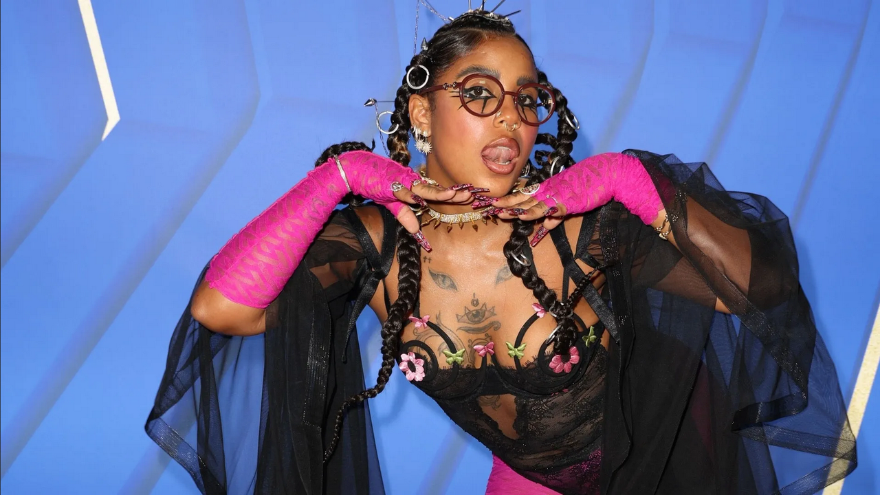 Famosa cantante escupe en la boca a fanática y enciende la red