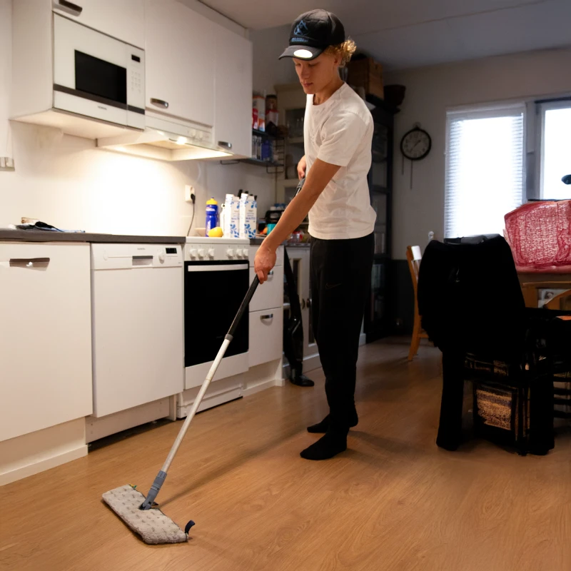 Helsingin Ikkunanpesijöiden Ville Hautamäki ikkunanpesulasta kädessä