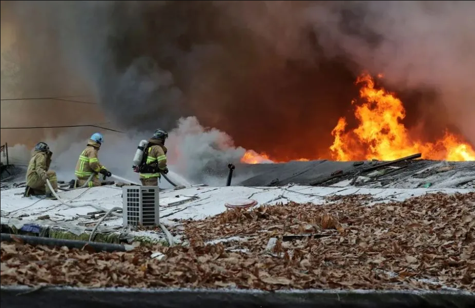 Incendio en un suburbio de Seúl obliga a evacuar a unas 500 personas