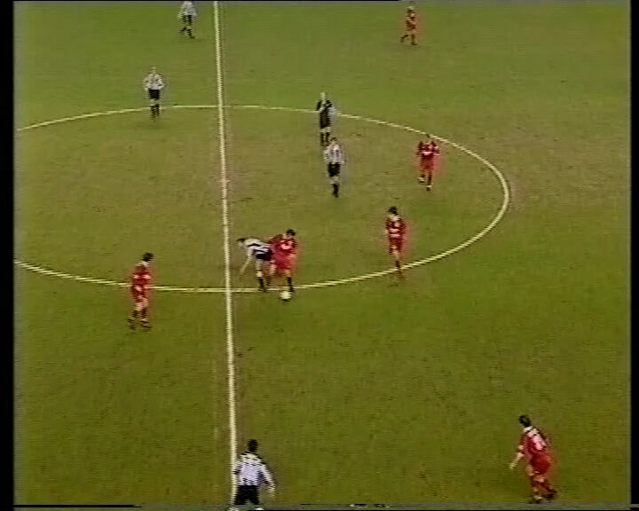 Premier League 1996/1997 - J29 - Liverpool Vs. Newcastle (576p) (Inglés) Captura4