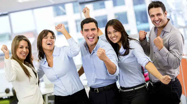 Empreendedores felizes e colaborando, representando o resultado da consultoria Nexus.