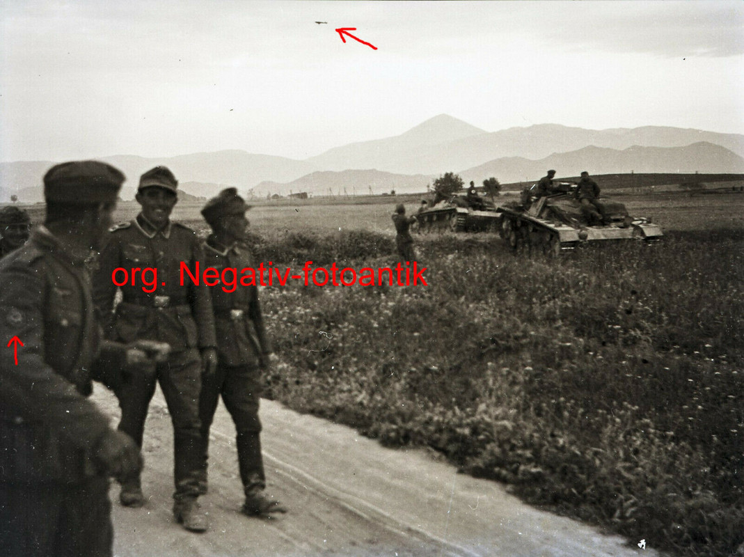 Foto 2 WK org. Negativ Ostfront Kaukasus Gebirgsjäger mit Panzer und Flugzeug