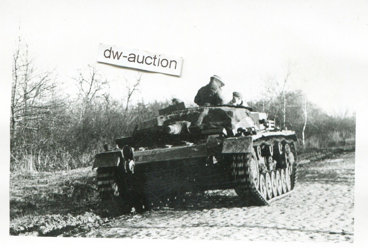 Sturmgeschütz an Strasse