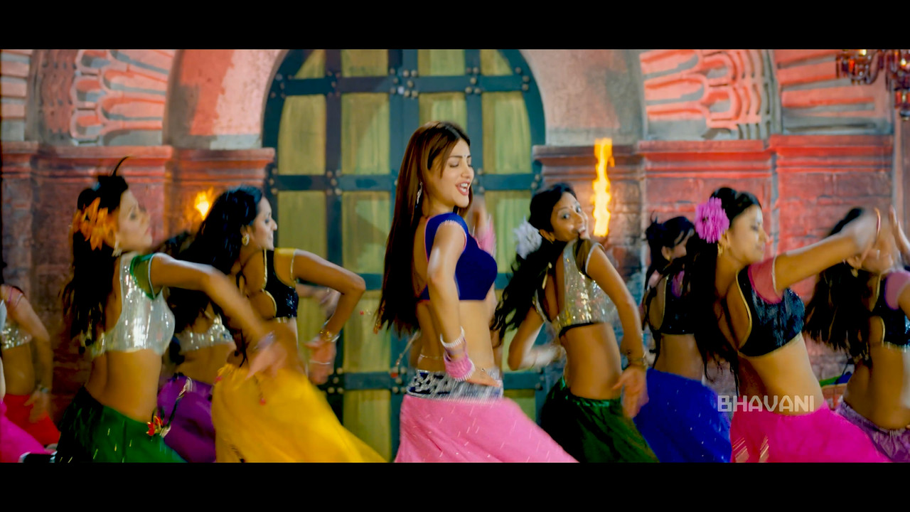 Shruti Haasan From Yevadu Hot Song 4K.mp4_snapshot_01.05.680