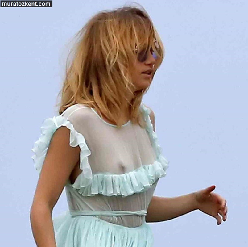 Suki-Waterhouse-boobs-oops-053-1024x1019