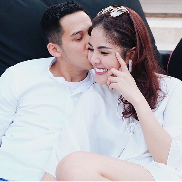 – Suami dari penyanyi Nindy Ayunda, Aksara Parasady Harsono ditangkap Satnarkoba Polres Metro Jakarta Barat.