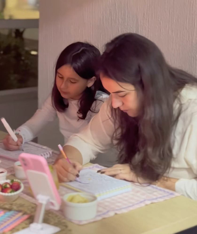 Niña usando actividades visuales de la app