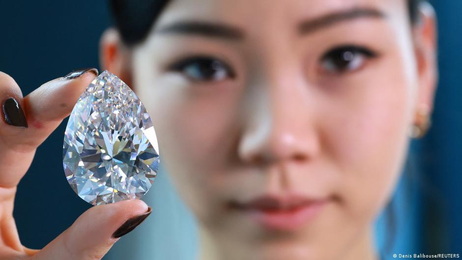 Diamante blanco gigante es subastado en más de 20 millones de dólares en Suiza