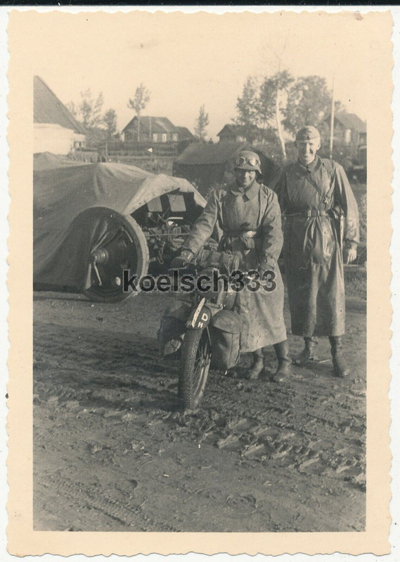 Foto Melder neben Kradschütze der Wehrmacht in Staraja Russa Ostfront Russland