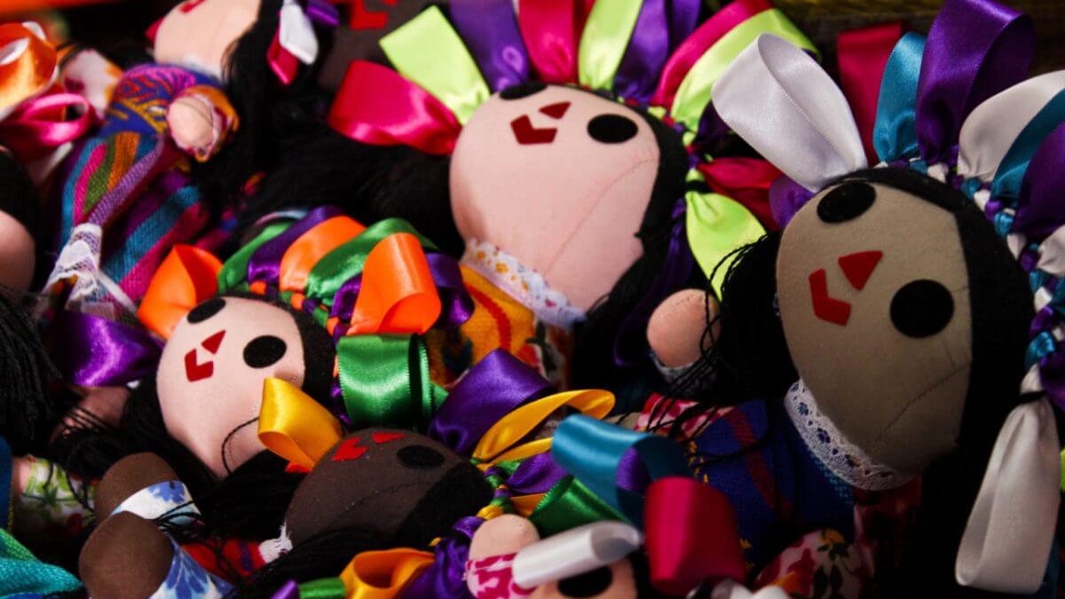 Elaboran muñecas típicas inspiradas en la cultura oaxaqueña