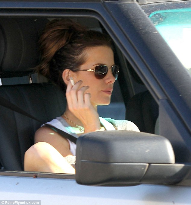 Kate Beckinsale raucht einer Zigarette (oder Cannabis)
